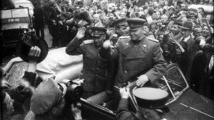 Jubel längs gatorna i Prag då sovjetiska trupper tågar in. Folkmassor står längs gatorna i Prag då staden befrias av sovjetiska trupper i maj 1945