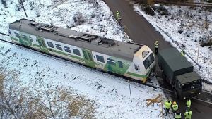Olycksutredningscentralens rekonstruktion av kollisionen. Rälsbussens vänstra hörn träffade militärfordonets högra bakhjul. Bild: Olycksutredningscentralen. Olycksutredningscentralens rekonstruktion av Skogbyolyckans händelseförlopp.