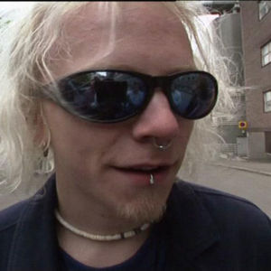 Apulanta-yhtyeen Toni Wirtanen lähikuvassa. Hänellä on lävistys huulessa ja nenässä ja valkoiset hiukset.