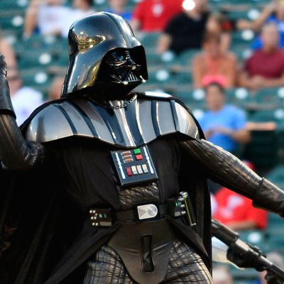 Darth Vaderiksi pukeutunut mies heittää aloitussyötön baseball-pelissä Teksasissa 5. syyskuuta.