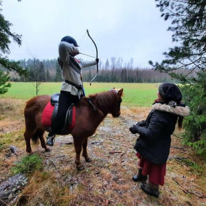 Rose-Marie Dahlström skjuter och utbildaren Anna Minkkinen ser på. Rose-Marie Dahlström skjuter och Anna Minkkinen ser på.