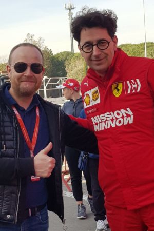 Tony Svartsjö tillsammans med den hårt pressade stallchefen Mattia Binotto. Tony Svartsjö tillsammas med Ferrari-chefen Mattia Binotto i Barcelona.