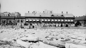 Islossning i Aura å. Tiotals människor skådar Halisgubbarna vid Västra Strandgatan 17. Islossning i Aura å.Tiotals människor skådar Halisgubbarna vid Västra Strandgatan 17.
