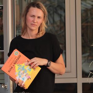 Nadya Kandrusevich med den vitryska översättningen av Gunilla Bergströms Bill och Bolla. Nadya Kandrusevich med den belarusiska översättningen av Gunilla Bergströms Bill och Bolla.
