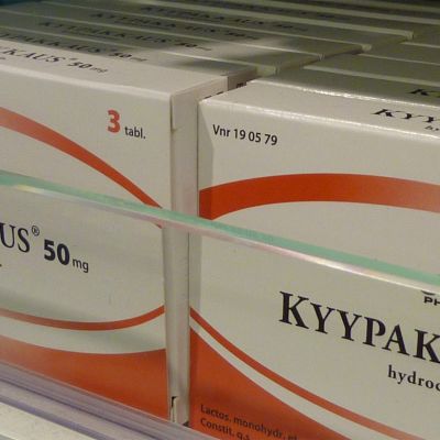 Kyypakkauksia apteekin hyllyssä.