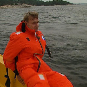 Koivisto veneenreunalla menossa veteen