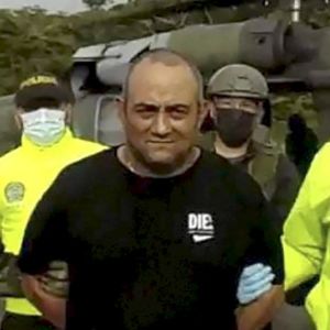 Den colombianska armén visade upp Dairo Antonio Úsuga efter att de landat med honom i Bogotá.