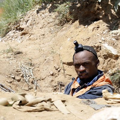 Yksi laittomista kaivajista nousemassa kaivoksesta 17. helmikuuta 2014.