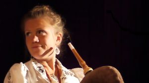 Cätlin Mägi är en av Estlands mest anlitade säckpipsblåsare. Den estniska folkmusikern Cätlin Mägi spelar säckpipa.