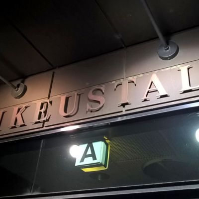 Tampereen oikeustalon kyltti