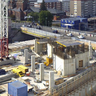 Työmaalla nostokurjen alaosa ja betonirakenteita