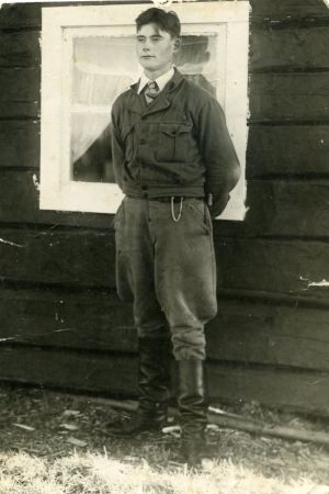 Ensimmäiselle lomalleen Kenttämaa pääsi vasta puolentoista vuoden palvelusajan jälkeen. Kuva otettu Torniossa vuonna 1940. Mauno Kenttämaa nuorena sotilaana