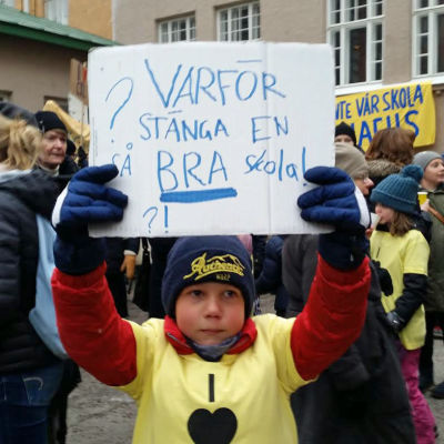 Folk demonstrerar utanför Cygnaeus skola i Helsingfors 3.3 2016.