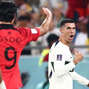 Cristiano Ronaldo skriker mot motståndare.