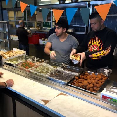 Kauhavan vastaanottokeskuksen vappubasaarissa oli tarjolla mm. falafelia.