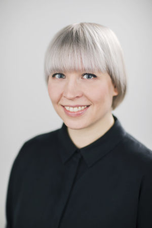 - Vi försöker se till att det oftare skulle vara samma vikarier som kommer till ett och samma dagis, säger Kaarina Liimatainen, försäljningschef på bemannignsbolaget Seure. En leende kvinna mot en vit bakgrund.