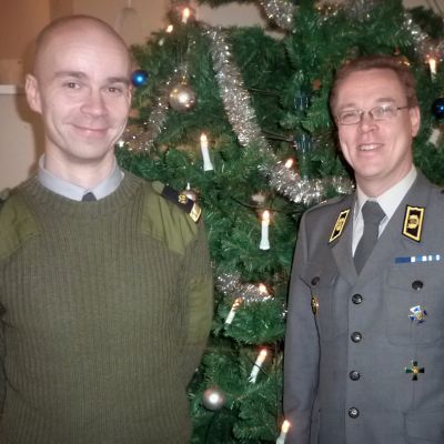 Sotilaspastori Risto Kaakkinen ja kenttäpiispa Pekka Särkiö seisovat joulukuusen edessä.