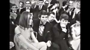 Eurovisionstävlarna följer med rösträkningen i ett rum bakom scenen år 1967. Eurovisionstävlarna följer med rösträkningen i ett rum bakom scenen år 1967.
