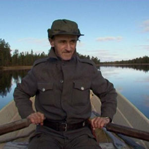 Surnu-Pekka soutaa järvellä.