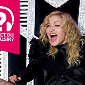 Madonna gapar stort med munnen.