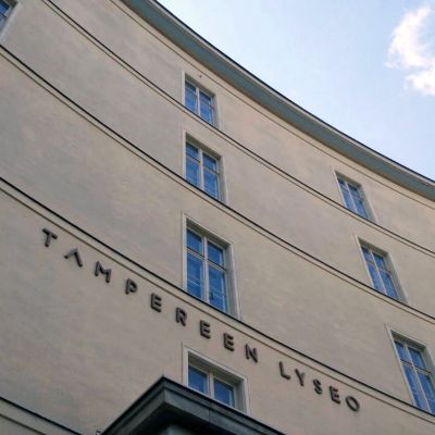 Tampereen lyseon lukion julkisivu alakantista kuvattuna.