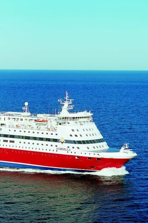 Ett kryssningsfartyg ska hämta besökare till var sitt havsnära evenemang i Hangö och Kotka i sommar. VIking Lines passagerarfartyg m/s Gabriella, en rödvit stor färja på ett blått hav. Soligt väder.