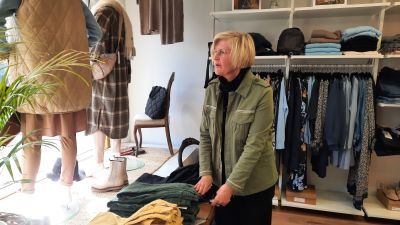 Anna Nordberg-Henttala i sin klädbutik i Borgå.