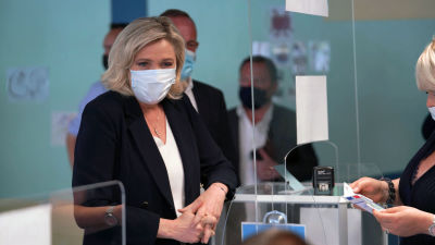 Ytterhögerns partiledare Marine Le Pen röstar under lokalvalet.