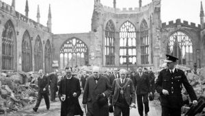 Winston Churchill tutustuu pommituksissa tuhoutuneeseen Coventryn katedraaliin vuonna 1941. Winston Churchill tutustuu pommituksissa tuhoutuneeseen Coventryn katedraaliin vuonna 1941