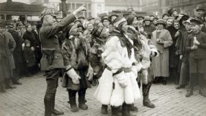 Samer uppvisas i levande livet, Tyskland på 1920-talet En grupp samer på torget i den tyska staden halle an der Saale år 1925.