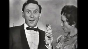 Pearl Carr och Teddy Johnson från Storbritannien hade en docka föreställande en fågel med sig på scenen. Pearl Carr och Teddy Johnson representerade Storbritannien i Eurovisionen 1959.
