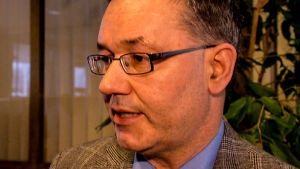 Stadsdirektör Hans-Erik Lindqvist i Närpes. Stadsdirektör Hans-Erik Lindqvist, stadsdirektör i Närpes ser positiva följder av en ursprunglig flyktinginvandring.