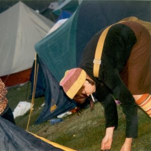 Kaksi nuorta pystyttää telttaa Ruisrockin leirintäalueella. 