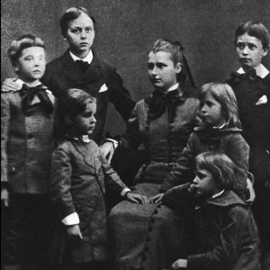 Mannerheimin sisarukset vuonna 1881. Keskellä Sophie, vasemmalla Carl, August ja Johan, oikealla Annicka ja Gustaf, istumassa Eva. Mannaerheimin sisarukset