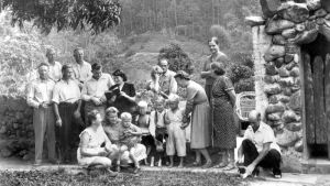 Finländare firar alla helgons dag i Penedo, 1952. Bild på Penedo