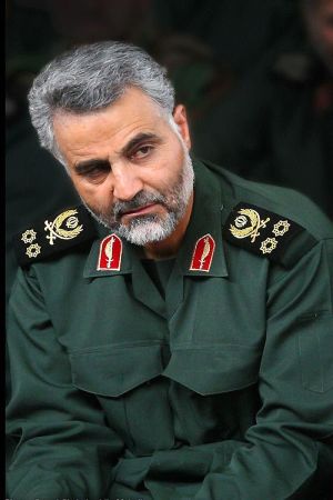 Generalmajoren Qasem Soleimani steg i graderna under kriget mellan Iran och Irak och han orkestrerade Irans militära operationer utomlands. En äldre man i en utländsk generalsuniform. Han har grått hår och grått skägg.