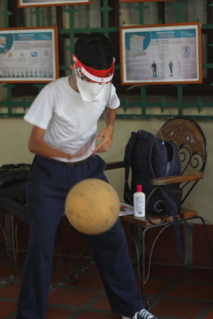 Trettonåriga Santiago intervjuades av Rädda Barnen om hur han har upplevt skolstängningen under pandemin. En pojke i Venezuela spelar boll.