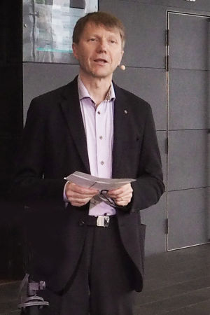 Säveltäjä Tapio Tuomela pitää Suomen säveltäjien puheenvuoron Kantapöydässä 16.9.2015.