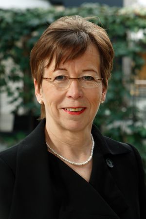 Ulla-Marja Urho (Saml) ändrade åsikt i ambulansfrågan. Ordförande för HNS styrelse Ulla-Marja Urho (Saml)