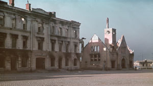 Till höger ser man saluhallen som brunnit och till vänster polisinrättningen. Fotot är taget i september 1941. Till höger ser man saluhallen som brunnit och till vänster polisinrättningen. Fotot är taget i september 1941.