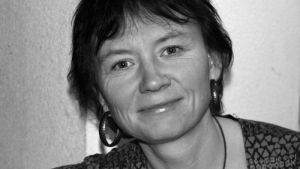 Dikter av Irene Larsen ingår i antologin "Tuulisolmut". Författaren Irene Larsen.