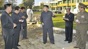 Pohjois-Korean johtaja Kim Jong-un seurueineen "vierailee" lastensairaalassa. Pohjois-Korean johtaja Kim Jong-un seurueineen vierailee lastensairaalassa