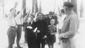 Hitlers propagandaminister Joseph Goebbels, här fotad i samband med att han gifte sig med hustrun Magda år 1931. I bakgrunden syns Adolf Hitler. Hitlers propagandamininster Joseph Goebbels gifter sig med hustrun Magda år 1931