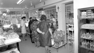 Imatralaisessa Alangon itsepalvelumyymälässä juhlittiin avajaisia vuonna 1967. Alangon itsepalvelumyymälä.