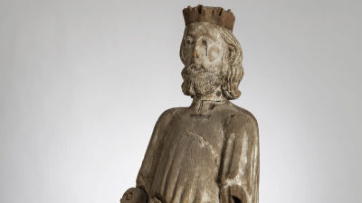 En träskulptur som föreställer helgonet Sankt Olof.