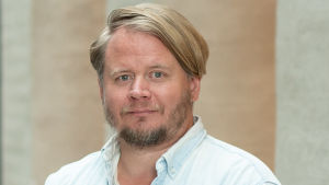 Jan Antfolk är biträdande professor i psykologi vid Åbo Akademi. Han har bland annat sett rättspsykologiska exempel på hur bekräftelsebias kan leda en polisiär utredning i fel banor. Jan Antfolk