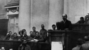 Lenin under februarirevolutionen Lenin i Tauriska palatset i Petrograd