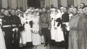 Nikolai II vierailee sotilassairaalassa (nyk. Presidentin linna) 1915