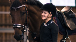 Ronja ja Cassu-hevonen ennen ratsastusta