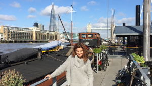 Jo Cox på en bild ur hennes familjealbum. Distribuerat av polisen i West Yorkshire. Jo Cox på en bild ur hennes familjealbum. Distribuerat av polisen i West Yorkshire.